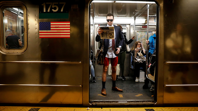יום ללא מכנסיים ב רכבת ניו יורק (צילום: רויטרס)