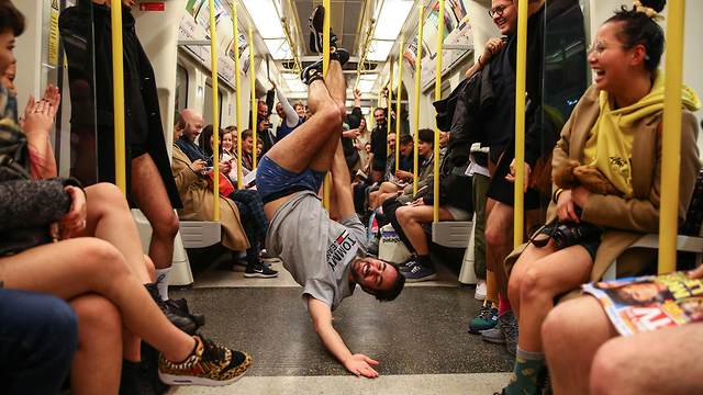 יום ללא מכנסיים ב רכבת לונדון (צילום: gettyimages)