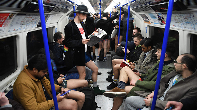 יום ללא מכנסיים ב רכבת לונדון (צילום: AFP)