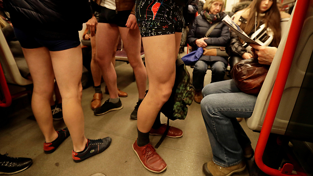 יום ללא מכנסיים ב רכבת פראג (צילום: רויטרס)