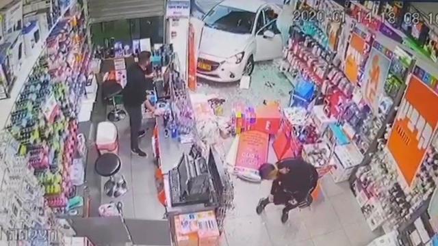 תיעוד: מכונית פגעה בחלון ראווה בחנות קרביץ במרכז המסחרי ביג בקריית אתא (צילום: חדשות חיפה והקריות)