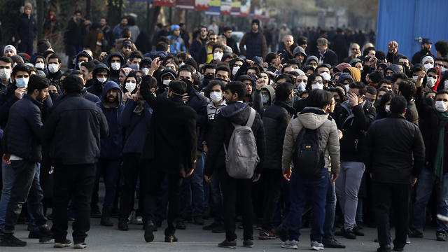 סטודנטים איראנים מפגינים נגד המשטר באוניברסיטת טהרן (צילום: AP)