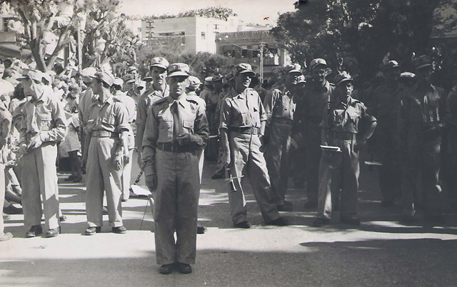 Ицхак Муза во время подготовки к параду в Тель-Авиве 4 мая 1949 года. Фото: Википедия