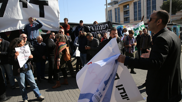 הפגנה מחוץ לדיון (צילום: אלכס קולומויסקי)