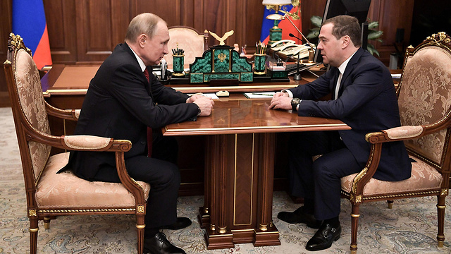 נשיא רוסיה ולדימיר פוטין עם ראש הממשלה דמיטרי מדבדב ב מוסקבה (צילום: EPA)