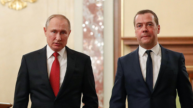 נשיא רוסיה ולדימיר פוטין עם ראש הממשלה דמיטרי מדבדב ב מוסקבה (צילום: AFP)