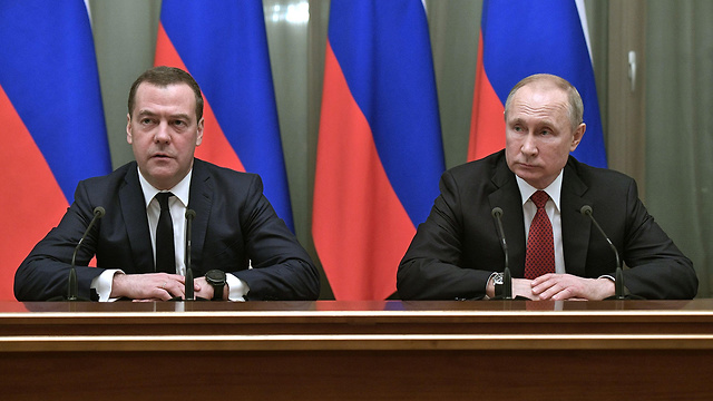 נשיא רוסיה ולדימיר פוטין עם ראש הממשלה דמיטרי מדבדב ב מוסקבה (צילום: AFP)