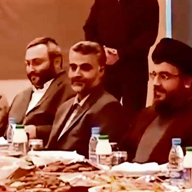 קטע מהסרטון שמשמרות המהפכה שיחררו. משמאל לימין: עימאד מורנייה, קאסם סולימאני וחסן נסראללה. משלושה נותר אחד קטע מהסרטון שמשמרות המהפכה שיחררו. משמאל לימין: עימאד מורנייה, קאסם סולימאני וחסן נסראללה. משלושה נותר אחד