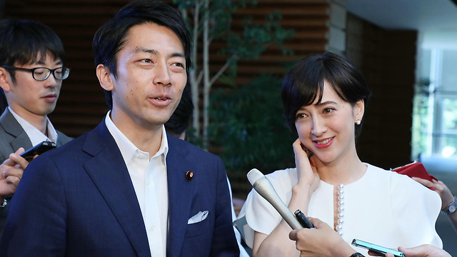 שר הסביבה של יפן שינג'ירו קויזומי יוצא לחופשת לידה (צילום: AFP)