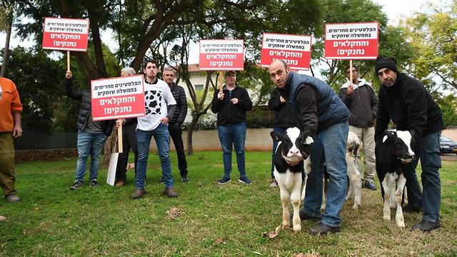הפגנת חקלאים מול ביתו של נפתלי בנט בבקשה שיפעל כנגד החרם הפלסטיני על הסחורה שלהם (צילום: רועי רובינשטיין)