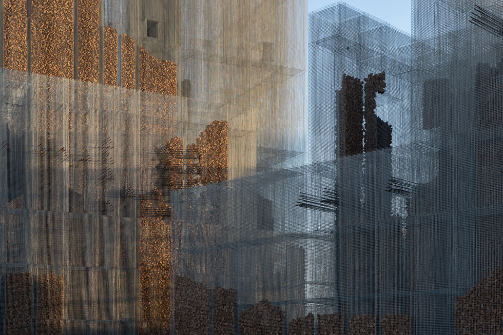 כמו כל עבודותיו של אדוארדו טרסולדי, פסל איטלקי בן 32, המיצב עשוי רשת אל-חלד. כאן שולבו בה גזירי שעם, שמאזכרים בצורתם ובצבעם את אבני הבניין המקומיות (צילום: Roberto Conte© )
