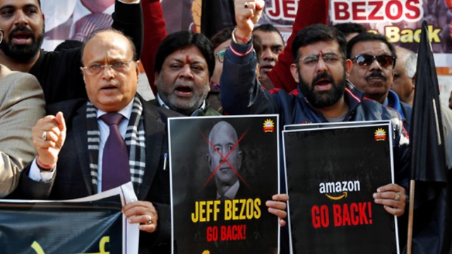 הפגנת מחאה של חברי קונפדרציית בעלי העסקים בהודו, נגד ביקורו של בזוס במדינה (צילום: רויטרס)