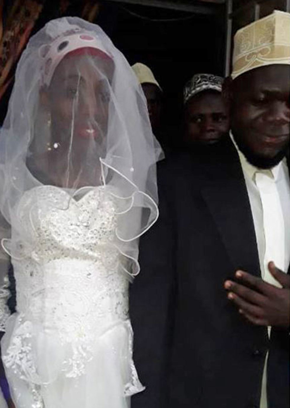אוגנדה אימאם התחתן וגילה שהכלה היא גבר ()