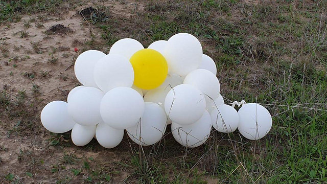 Воздушные шары с взрывчаткой, приземлившиеся возле Сдот-Негев. Фото: служба безопасности
