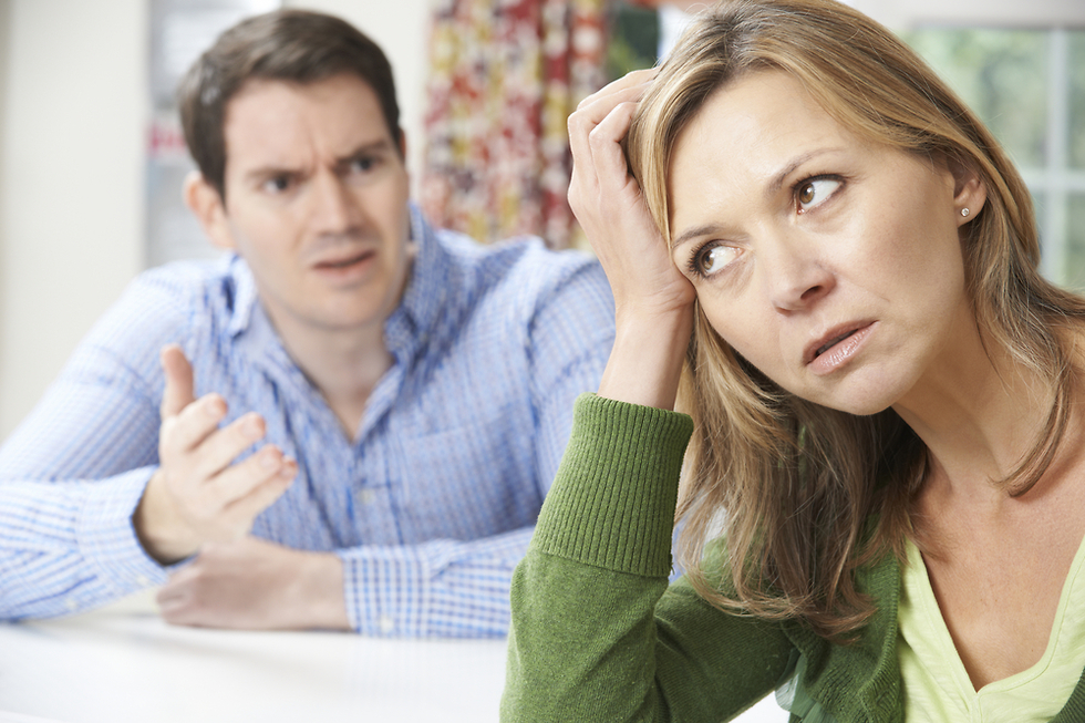 אדם עצבני על אישה (צילום: Shutterstock)