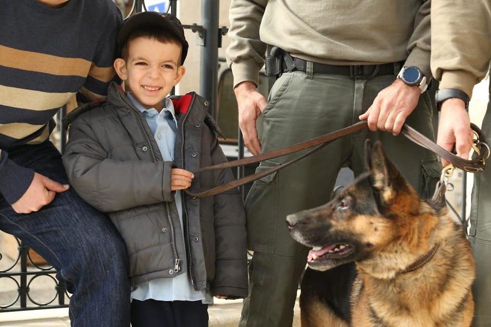 Со служебной собакой. Фото: пресс-служба полиции
