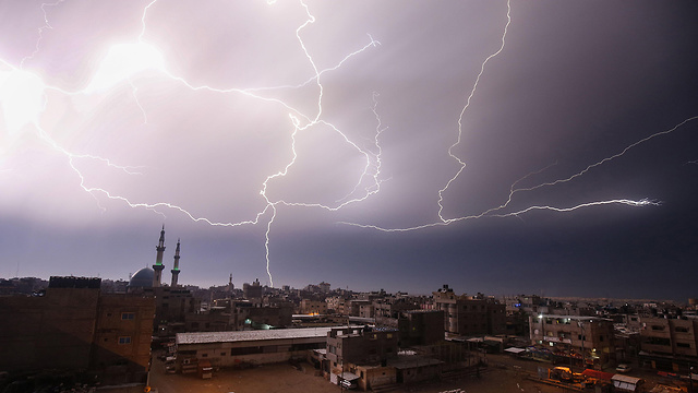 סופת ברקים רפיח עזה (צילום: AFP)