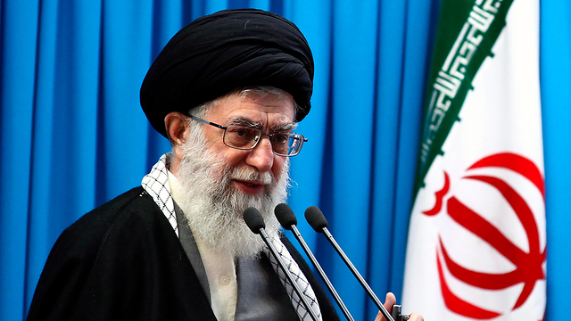 נאומו של עליחמינאי באיראן (צילום: AP)