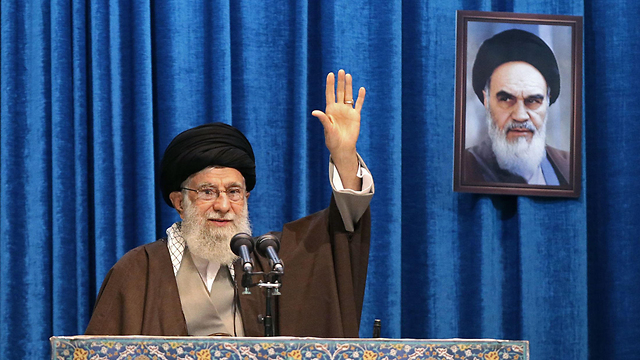 המנהיג העליון של איראן עלי חמינאי ב דרשת יום שישי ב טהרן (צילום: AFP)