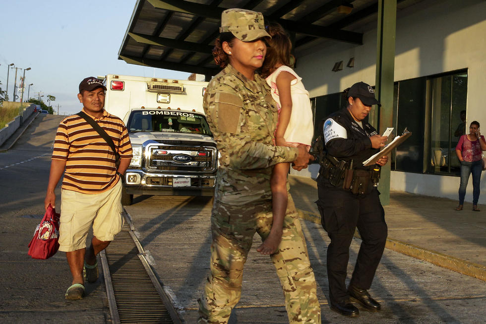חוזה גונזלס (שמאל) עם בתו בבית חולים בעיר סנטיאגו שבפנמה. אשתו וילדיו נרצחו בג'ונגל בטקס גירוש שדים (צילום: AP)