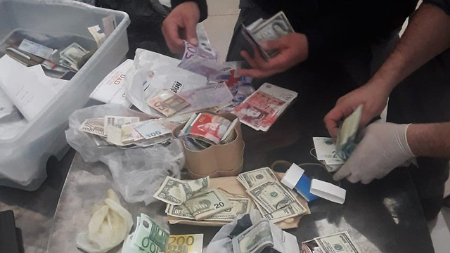 Конфискованные у членов ОПГ деньги. Фото: полиция