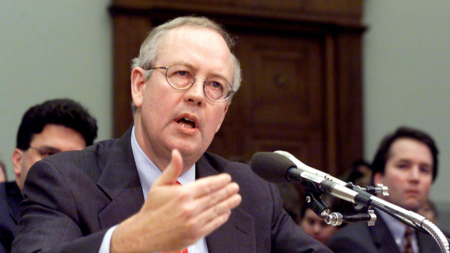 קנת סטאר החוקר של ביל קלינטון בשנות ה-90 חבר בצוות ההגנה של טראמפ ב משפט ב סנאט (צילום: AFP)