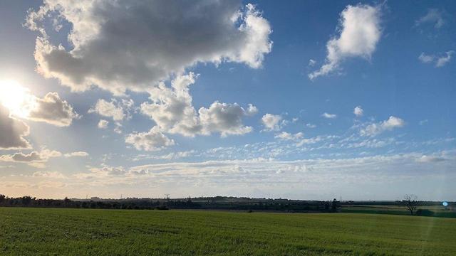 Облака над мошавом Бней-Цион. Фото: Илай Галь