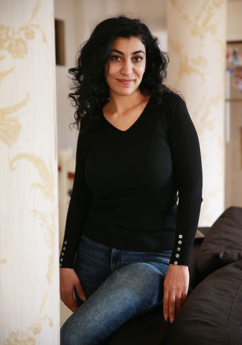 אבו-שמיס בביתה ביפו. "מגדירה את עצמי כערבייה מוסלמית, אבל לא אוהבת שמגדירים אותי כפמיניסטית" (צילום: אביגיל עוזי)