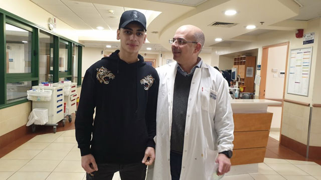 Али Ватед и его лечащий врач. Фото: пресс-служба больницы