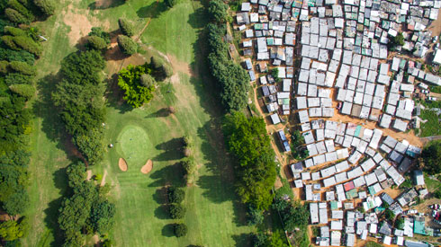 לצד מסלול הגולף בדרבן, העיר השנייה בגודלה בדרום אפריקה. המועדון קרוי על שמו של שחקן דגול, שקיבל את גביעיו מחוץ לגדר, בגלל מוצאו ההודי (צילום: Johnny Miller)