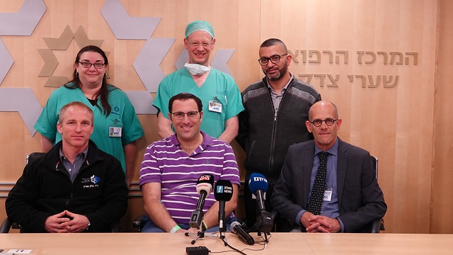 אפרים רימל נפגש עם הצוות הרפואי של שערי צדק  (צילום: שערי צדק)