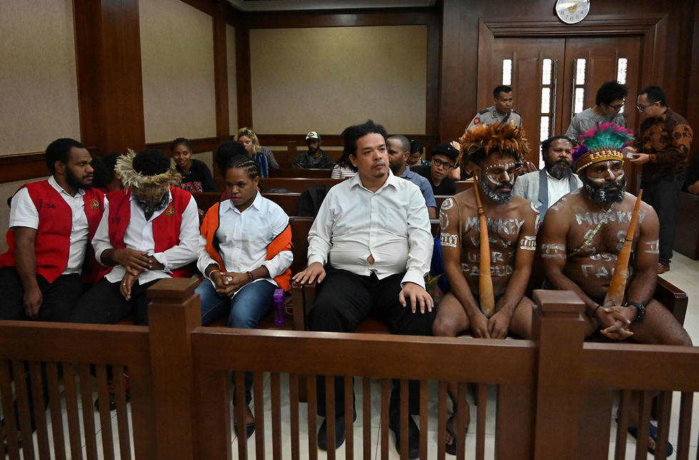 פעילים למען עצמאות פפואה בית משפט ב ג'קרטה אינדונזיה אולצו להסיר את כיסוי הפין שלהם וללבוש מכנסיים (צילום: AFP)