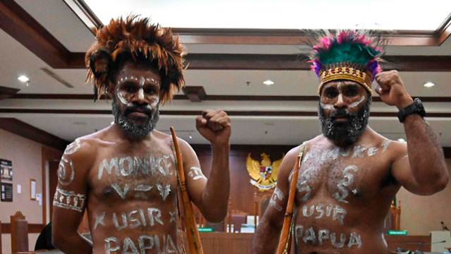 פעילים למען עצמאות פפואה בית משפט ב ג'קרטה אינדונזיה אולצו להסיר את כיסוי הפין שלהם וללבוש מכנסיים (צילום: AFP)