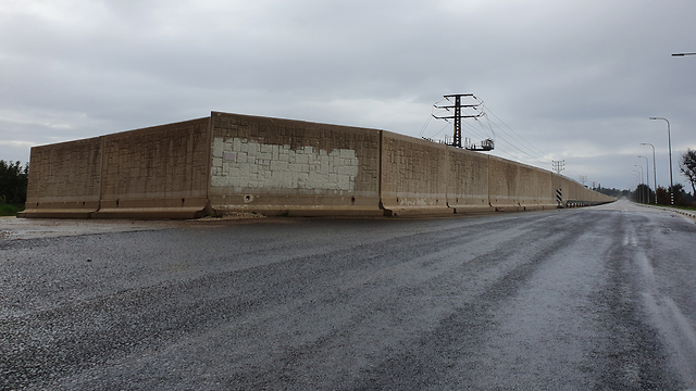 חומה בסמוך לקיבוץ ארז בכפר עזה (צילום: יואב זיתון)