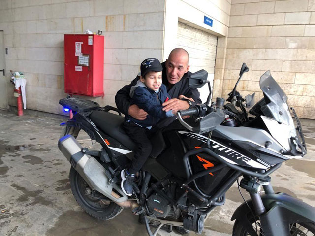 "Как здорово на полицейском мотоцикле!": Даниэль в гостях у полиции. Фото: пресс-служба полиции