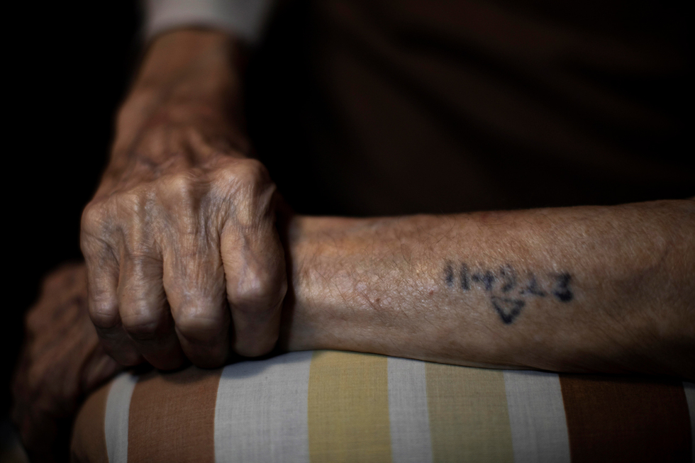 Номер, выжженный на руке узника Освенцима. Фото: EPA