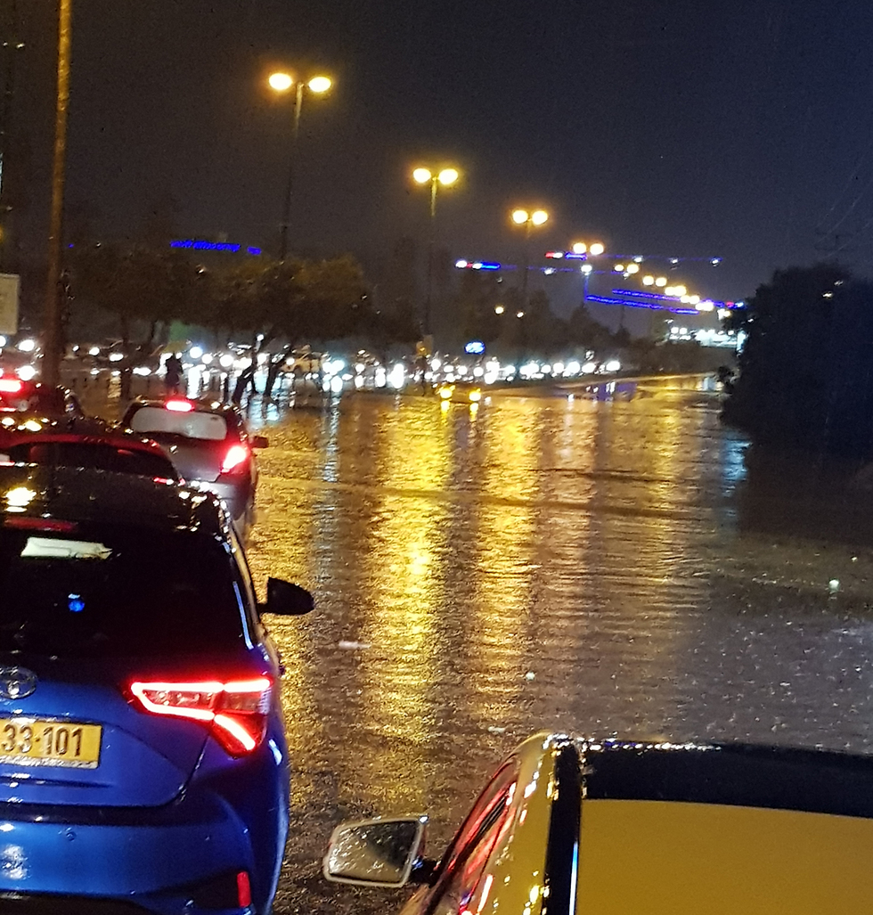 Затопленная улица в Тель-Авиве. Фото: Таль Яркони