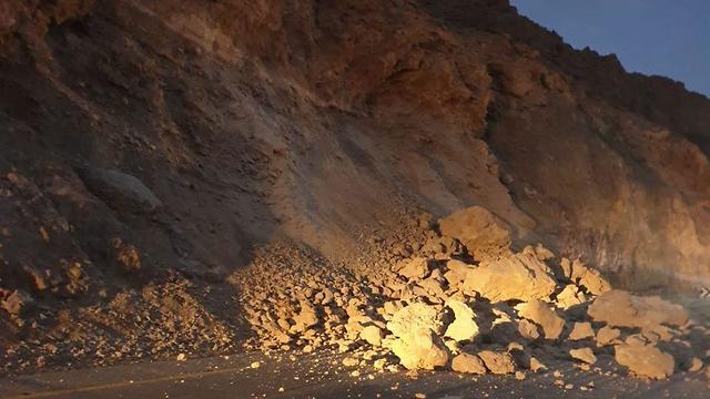 Обломок скалы на шоссе между Арадом и Мертвым морем