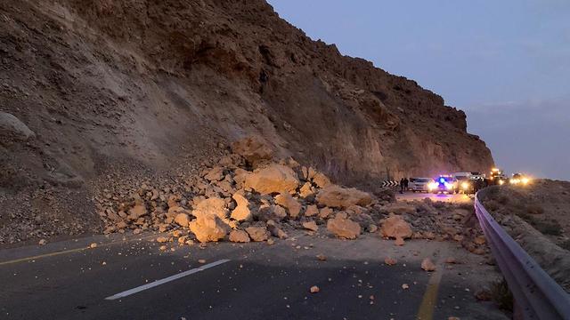 כביש 31 מ ערד ל ים המלח נסגר בעקבות מפולת סלעים ()