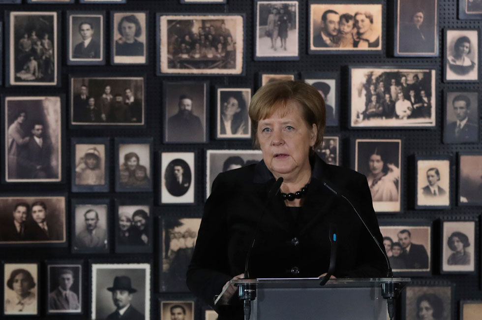 אנגלה מרקל נושאת את הנאום באושוויץ.  "לא קל לי לעמוד כאן כקנצלרית גרמניה. אני חשה בושה על הפשעים הברבריים שביצעו כאן גרמנים" (צילום: AP)