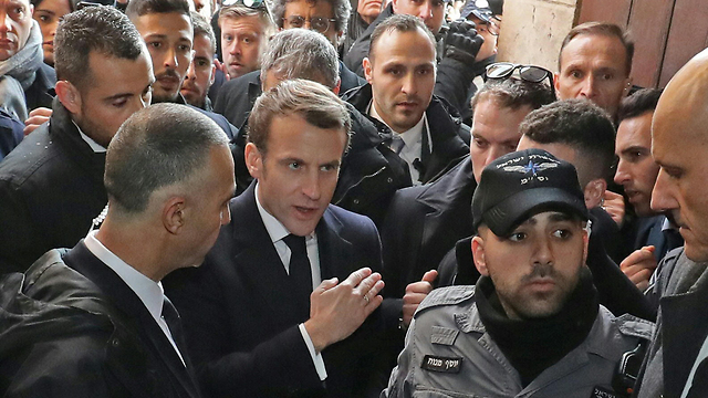 עמנואל מקרון נשיא צרפת עימות עם המשטרה משטרת ישראל (צילום: AFP)