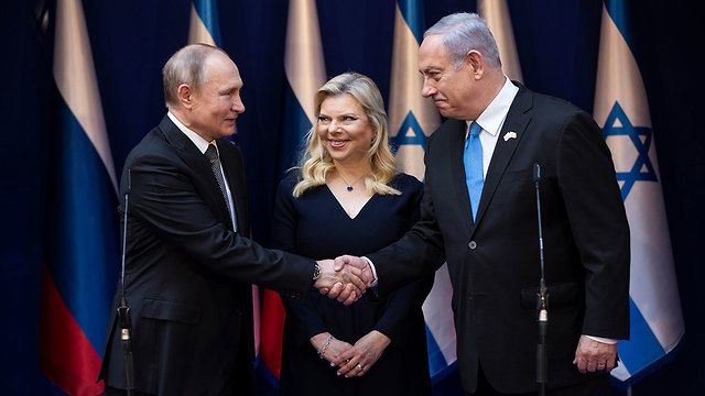 ראש הממשלה בנימין נתניהו ורעייתו שרה עם נשיא רוסיה ולדימיר פוטין  (צילום: AP)