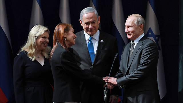 ראש הממשלה בנימין נתניהו ורעייתו שרה עם נשיא רוסיה ולדימיר פוטין ויפה יששכר  (צילום: אוהד צויגנברג)