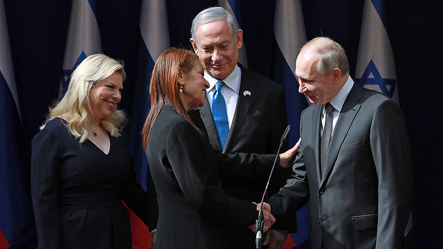 ראש הממשלה בנימין נתניהו ורעייתו שרה עם נשיא רוסיה ולדימיר פוטין ויפה יששכר  (צילום: אוהד צויגנברג)
