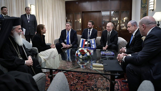 ראש הממשלה בנימין נתניהו עם נשיא רוסיה ולדימיר פוטין ויפה יששכר  (צילום: רויטרס)