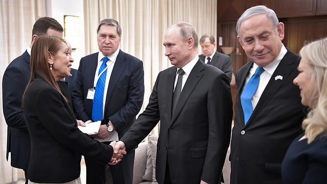 ראש הממשלה בנימין נתניהו ורעייתו שרה עם נשיא רוסיה ולדימיר פוטין ויפה יששכר  (צילום: רויטרס)