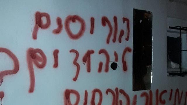 הכתובות שרוססו במסגד (צילום: משטרת ישראל)