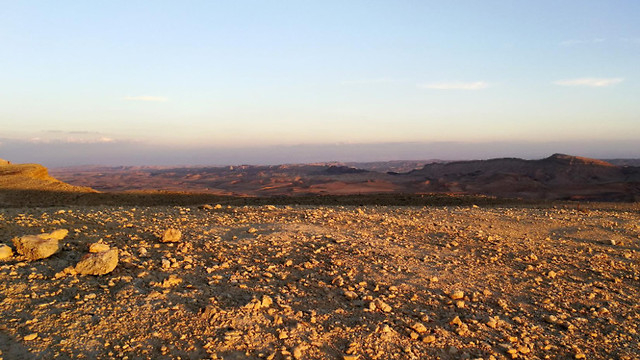 תנאים שמזכירים במידה מסוימת את התנאים על מאדים. אזור הניסוי במכתש רמון  (צילום: Barry Bishop, פורום החלל האוסטרי)