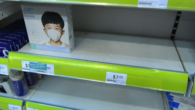 Все маски в магазинах сметены с полок. Фото: EPA