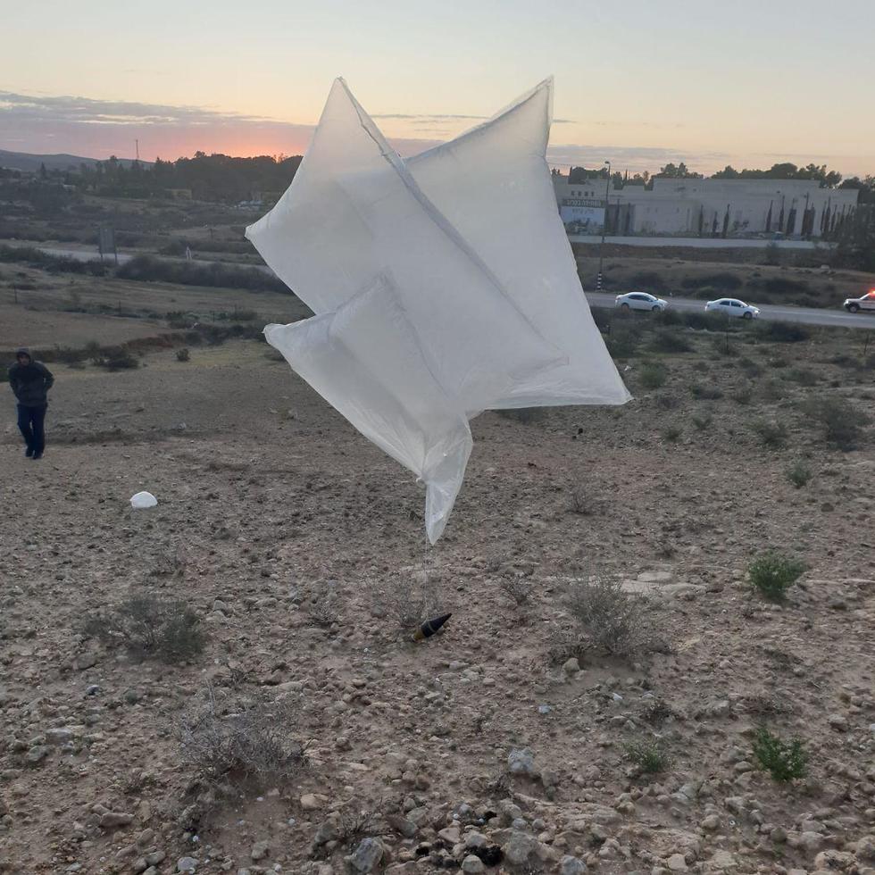 Воздушные шары сo взрывчаткой, обнаруженные возле Сде-Бокер